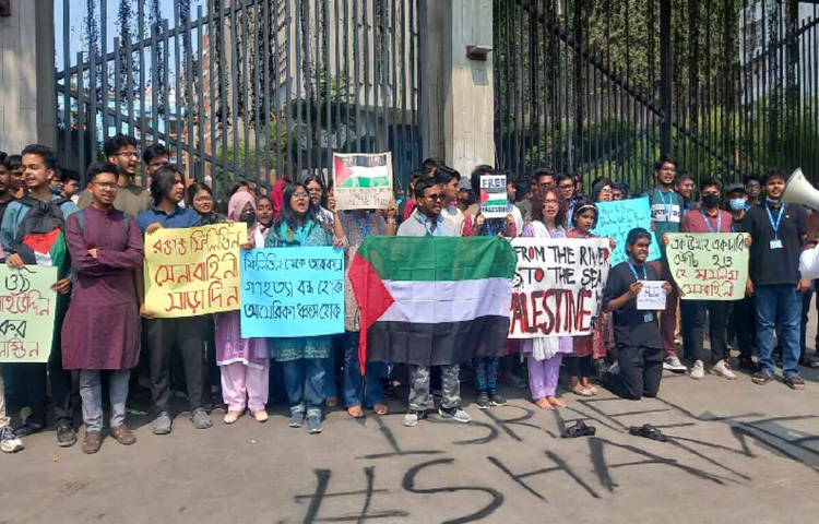 ফিলিস্তিনের গাজায় দখলদার ইসরায়েলি বাহিনীর নৃশংস গণহত্যা ও ধ্বংসযজ্ঞের প্রতিবাদে মানববন্ধন ও বিক্ষোভ করছেন ব্র্যাক বিশ্ববিদ্যালয়ের শিক্ষার্থীরা।