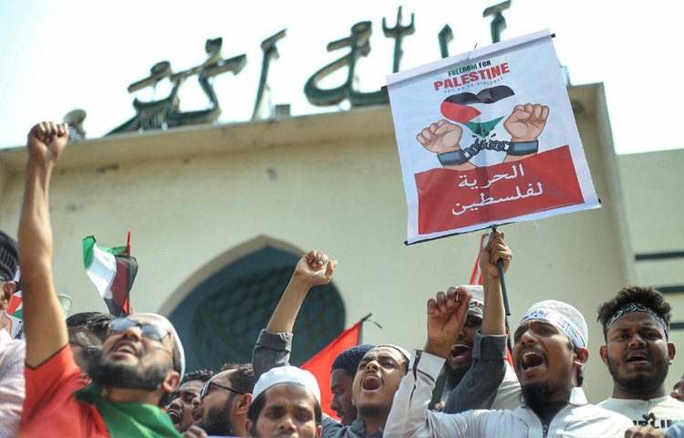 ফিলিস্তিনের গাজায় চলমান ইসরায়েলি বর্বরতার প্রতিবাদে মিছিল-স্লোগানে উত্তাল হয়ে উঠেছে রাজধানী।