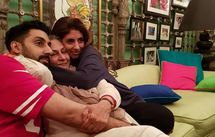 বিয়ের এক বছর পর ১৯৭৪ সালের ১৭ মার্চ মেয়ের মা হন জয়া। নাম রাখেন শ্বেতা। আরও দুই বছর পর ১৯৭৬ সালে জন্ম হয় অভিষেকের।