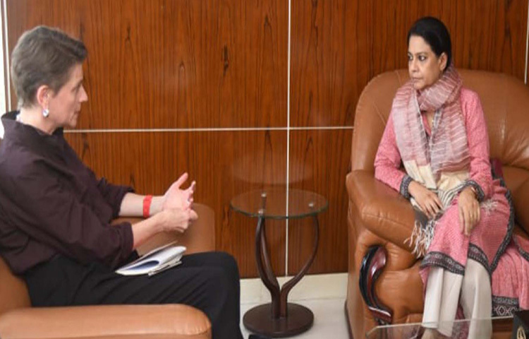 পরিবেশ, বন ও জলবায়ু পরিবর্তন এবং পানি সম্পদ উপদেষ্টা সৈয়দা রিজওয়ানা হাসানের সঙ্গে ঢাকার পান্থপথে পানি ভবনে সাক্ষাৎ করেন বাংলাদেশে নিযুক্ত জাতিসংঘের আবাসিক সমন্বয়কারী গুইন লুইস। ছবি: পিআইডি
