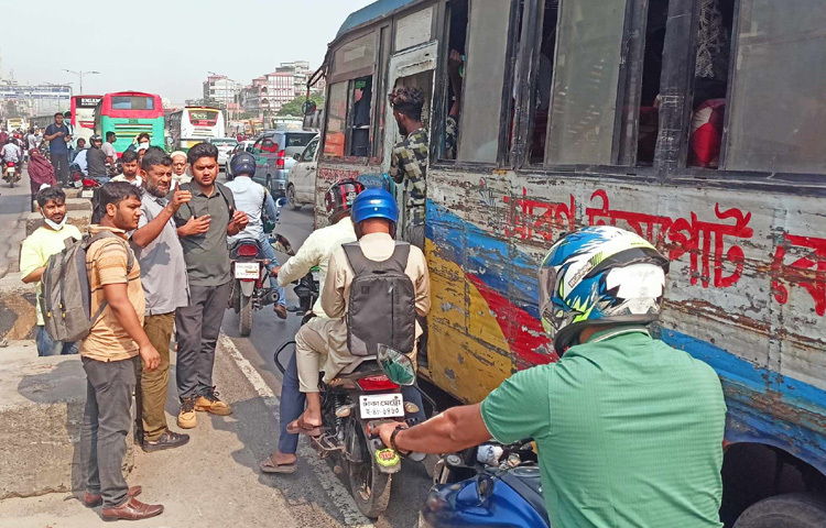 গন্তব্যের উদ্দেশ্যে ছুটতে দেখা গেছে কর্মজীবী মানুষদের। তবে ঢাকার সড়কে অফিসগামী মানুষের চাপ থাকলেও এদিন সকালে গণপরিবহনের সংখ্যা ছিল তুলনামূলক কম।