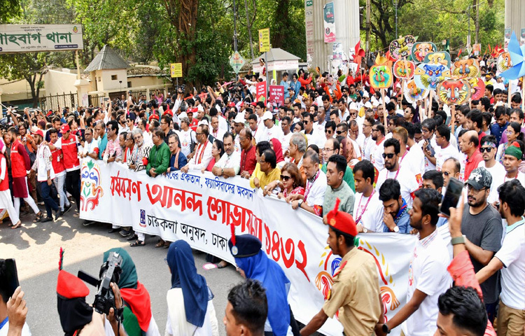 নতুন আমেজে, নতুন আঙ্গিকে হয়ে গেলো বাংলা ১৪৩২ বর্ষবরণের উৎসব। সমতল থেকে পাহাড় সবমিলে একাকার এবারের বর্ষবরণের এই উৎসবে।