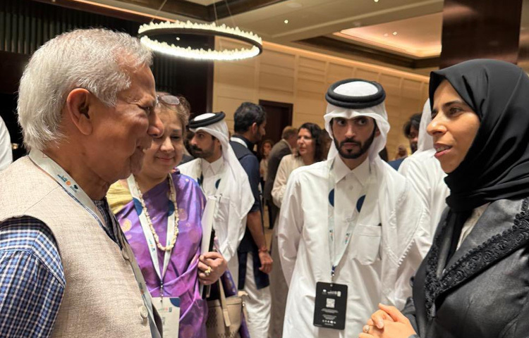 অনুষ্ঠানস্থলে পৌঁছালে কাতারের একাধিক মন্ত্রী ও বিশিষ্ট ব্যক্তিরা প্রধান উপদেষ্টাকে স্বাগত জানান।