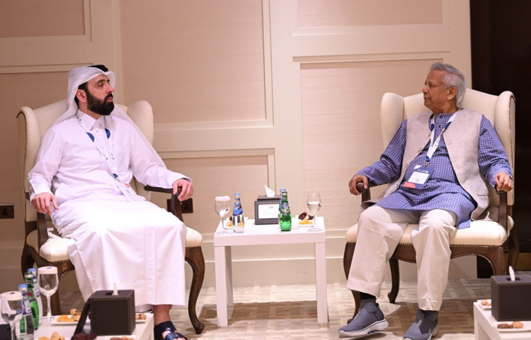 আর্থনা শীর্ষ সম্মেলনের ফাঁকে কাতার চ্যারিটির আন্তর্জাতিক অপারেশনস সেক্টরের সহকারী প্রধান নির্বাহী কর্মকর্তা নওয়াফ আবদুল্লাহ আল হাম্মাদির সঙ্গে বৈঠক করেন প্রধান উপদেষ্টা অধ্যাপক মুহাম্মদ ইউনূস।