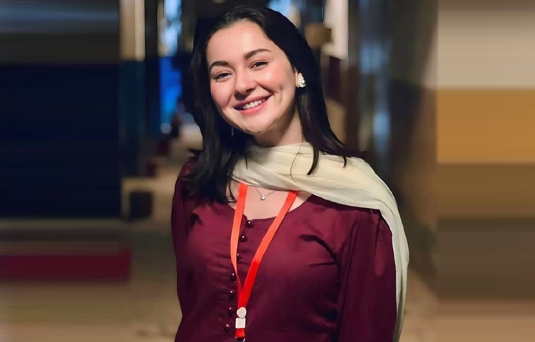 শুধু রূপ নয়, চাহনিতে ফুটে ওঠা সারল্য, দুষ্টুমি আর প্রশান্তি হানিয়াকে আলাদা করে দেয় আজকের তারকাদের ভিড় থেকে। সে এমন একজন, যার চোখ দিয়ে দেখলেই মনে হয় এতটা সহজ, এতটা স্বতঃস্ফূর্ত সৌন্দর্য সত্যিই সম্ভব?