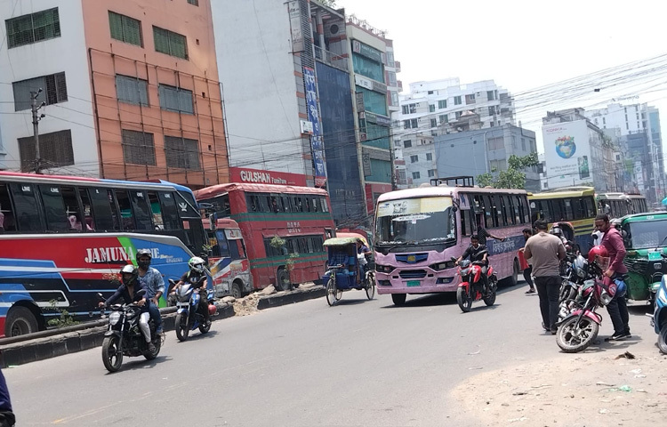 রাজধানীর এই যানজট নতুন কিছু নয়। তবে মাঝে মধ্যে এর মাত্রা সীমানা ছাড়িয়ে যায়। যানজটের কারণে প্রতিদিন ভোগান্তি নিয়ে চলাফেরা করতে হয় এই নগরীর বাসিন্দাদের।
