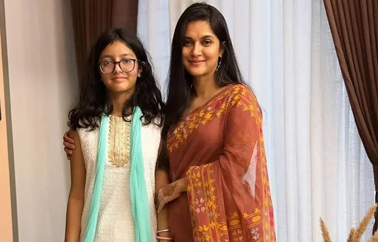 শত ব্যস্ততার মধ্যেও মেয়ের জন্য আলাদা সময় রাখেন মিথিলা।