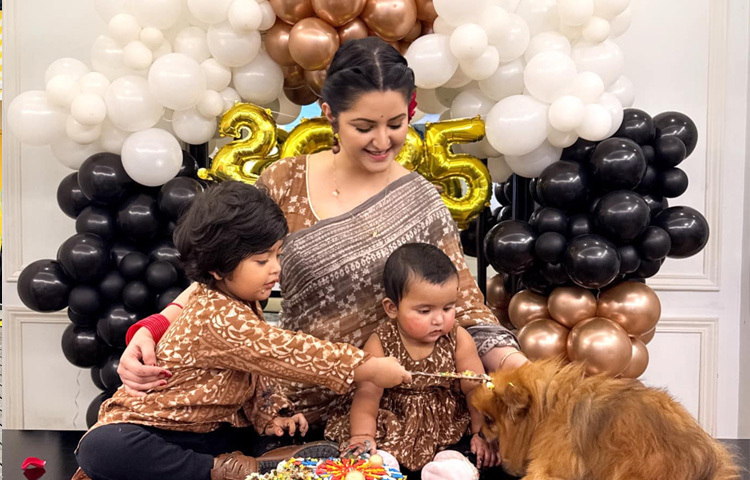 সন্তানদের সঙ্গে সব সময় খুনশুটিতে মেতে থাকেন আলোচিত এই নায়িকা।