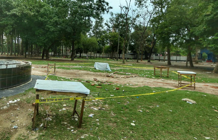 গত বৃহস্পতিবার ঢাকা দক্ষিণ সিটি করপোরেশন শুরু করে উচ্ছেদ অভিযান। উদ্যানের ভেতর থাকা উদ্বাস্তুদের ঘর, অবৈধ দোকান ও অস্থায়ী কাঠামো ভেঙে ফেলা হয়।