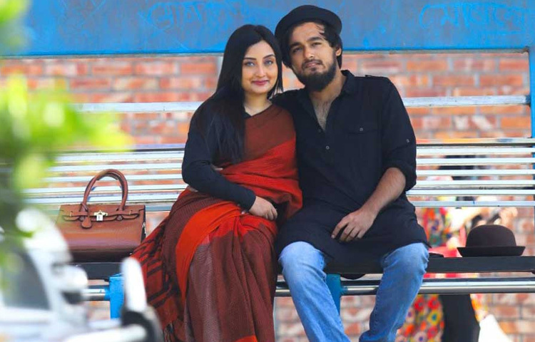 নোবেলকে নিয়ে আলোচনার কেন্দ্রে আর তার গান থাকেনি। বরং তার ব্যক্তিজীবনই হয়ে উঠেছে মিডিয়ার খবর। স্ত্রী সালসাবিল মাহমুদের সঙ্গে দাম্পত্য কলহ, ফেসবুক পোস্টে একাধিকবার মানসিক ভাঙনের আভাস; সব মিলিয়ে নিজের গড়া জনপ্রিয়তা যেন নিজেই ধ্বংসের পথে নিয়ে যান।