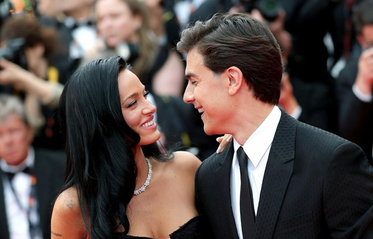 দুজনের চোখে-মুখে ছিল উচ্ছ্বাস, যেন ক্যামেরার ফ্রেমে ধরা পড়েছে প্রেম ও স্টাইল।