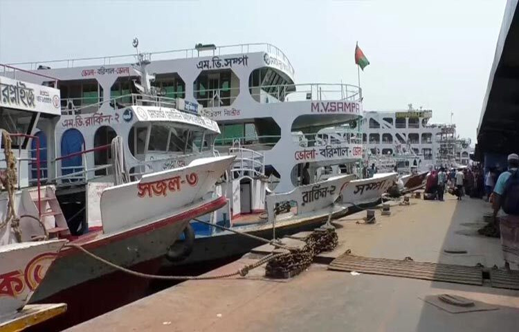 বৈরী আবহাওয়া ও নিম্নচাপের প্রভাব কেটে আবহাওয়া পরিস্থিতি স্বাভাবিক হওয়ায় দুদিন পর বরিশাল থেকে সব ধরনের লঞ্চ চলাচল শুরু হয়েছে। ছবি: শাওন খান