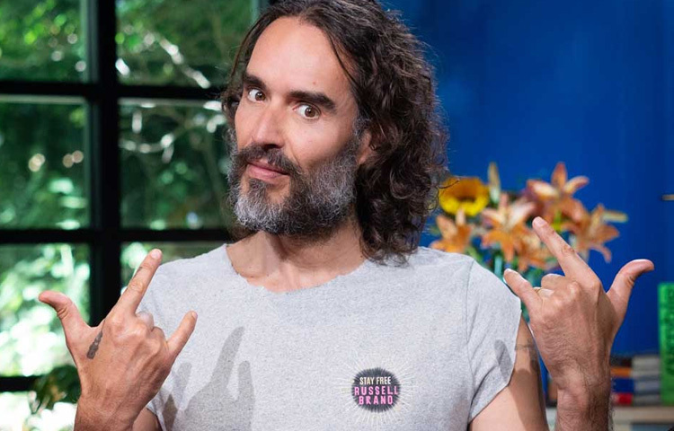 ১৯৭৫ সালে ইংল্যান্ডের এসেক্সের গ্রেইস শহরে তার জন্ম। ব্র্যান্ডের বাবা রোনাল্ড হেনরি ব্র্যান্ড একজন ফটোগ্রাফার এবং মাতা বারবারা এলিজাবেথ ছিলেন। শৈশবে তার বাবা-মার বিবাহবিচ্ছেদের পর তিনি মায়ের সঙ্গে বড় হন। তিনি ইতালিয়া কন্টি একাডেমি অব থিয়েটার আর্টস এবং পরে ড্রামা সেন্টার লন্ডনে অভিনয়ের প্রশিক্ষণ নেন।