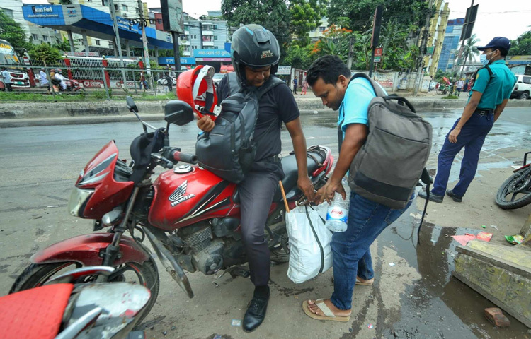 বাড়ি থেকে কেউ খালি হাতে ফেরেননি। ব্যাগ ভর্তি ভালোবাসা আর স্মৃতি নিয়ে ফিরেছেন তারা।