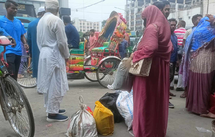 রাজধানীর গাবতলী, মহাখালী কিংবা সায়েদাবাদ-যেদিকে চোখ যাচ্ছে সেদিকেই দেখা মিলছে পরিবারের সঙ্গে ফেরা মানুষ আর গ্রামবাংলার ঘ্রাণভরা উপহারের। ঈদের ছুটির শেষ প্রান্তে দাঁড়িয়ে এমন দৃশ্য যেন বলে দেয় শুধু ছুটি নয়, মনের ভেতরটা এখনো ভরা উৎসবের উষ্ণতায়।