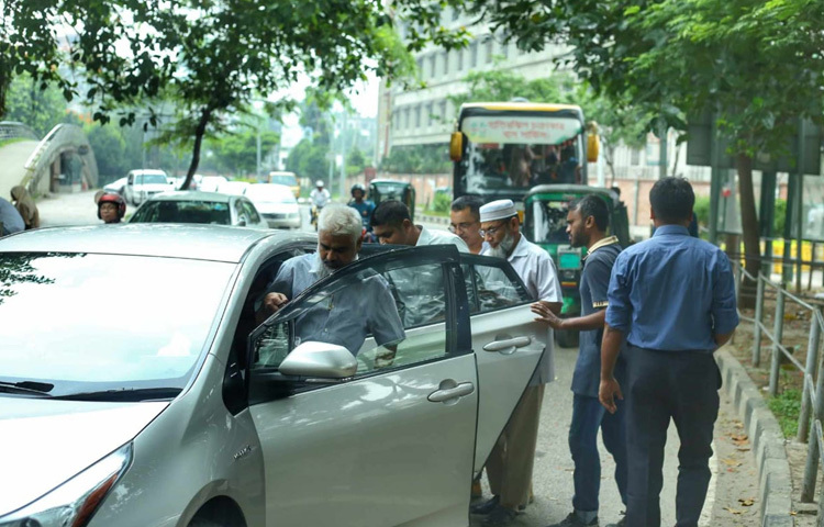 সড়কে এখন আবার শোনা যাচ্ছে সেই চিরচেনা শব্দ; বিভিন্ন বাসের কন্ডাক্টরের হাঁকডাক, রিকশার ঘণ্টি, আর পেছনে পেছনে বেজে চলা হর্নের অনবরত শব্দ। কিছুক্ষণ পরপরই রামপুরা ব্রিজে তৈরি হচ্ছে যানজট, আবার তা কিছুদূর এগিয়ে মিলিয়ে যাচ্ছে। মাঝে মাঝে চোখে পড়ছে চেনা যানজটকে সামাল দিতে ট্রাফিক পুলিশের চেষ্টা।