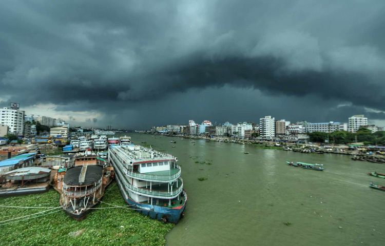 ধূসর আকাশ আর হালকা হাওয়ার সঙ্গে সঙ্গে শহরে যেন নেমে এলো এক অনিবার্য প্রশান্তি।