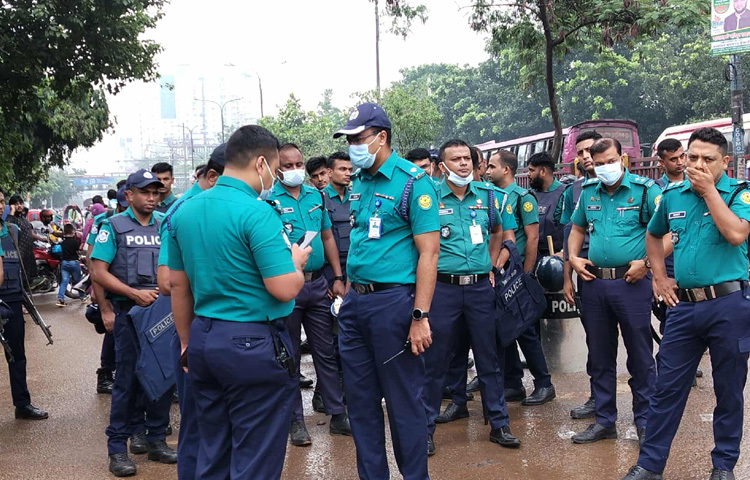 শিক্ষার্থীদের ব্লকেড কর্মসূচি ঘিরে সতর্ক অবস্থানে রয়েছে পুলিশ।