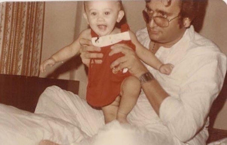 ১৯৮২ সালের ১৫ ডিসেম্বর ভারতের গুজরাট রাজ্যের আহমেদাবাদে তার জন্ম। ছোটবেলা থেকেই নাচ ও অভিনয়ের প্রতি আগ্রহ ছিল প্রবল। বাবা ছিলেন সরকারি চাকরিজীবী এবং মা গৃহিণী। শেফালির বেড়ে ওঠা সাধারণ মধ্যবিত্ত পরিবারের পরিমিত অথচ সাহসী পরিবেশে।