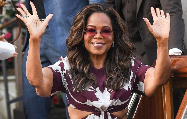 সাদা-চকলেট প্রিন্টের ড্রেসে হাজির হয়েছিলেন অপরাহ উইনফ্রে।