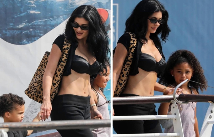 কালো ব্রালেট ও প্যান্টের বোল্ড লুকে নজর কেড়েছেন কাইলি জেনার। সঙ্গে ছিল তার সন্তানরা।