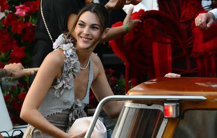 রাফল্ড বো-যুক্ত ধূসর গাউনে মুগ্ধতা ছড়ালেন ইতালিয়ান মডেল ভিত্তোরিয়া সেরেটি।