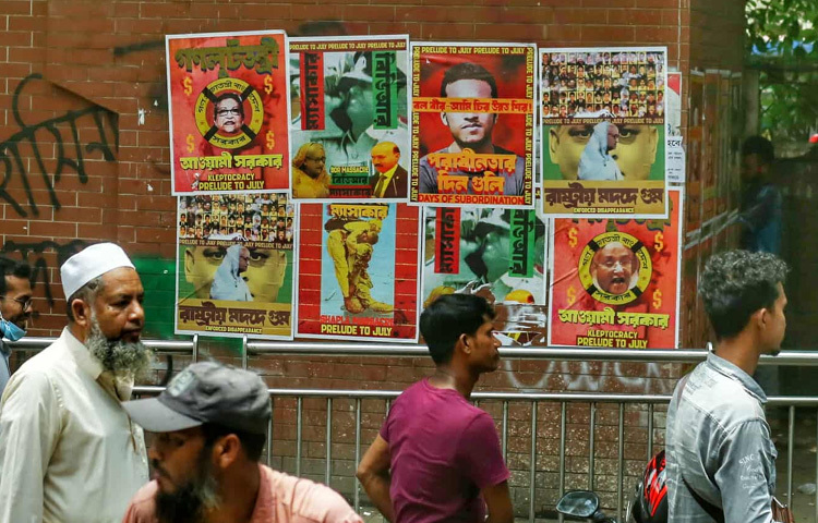 সাধারণত রাজনৈতিক পোস্টারিংয়ের ক্ষেত্রে দল বা সংগঠনের নাম স্পষ্টভাবে উল্লেখ থাকে। কিন্তু এই পোস্টারগুলোর ক্ষেত্রে বিষয়টি ব্যতিক্রম।