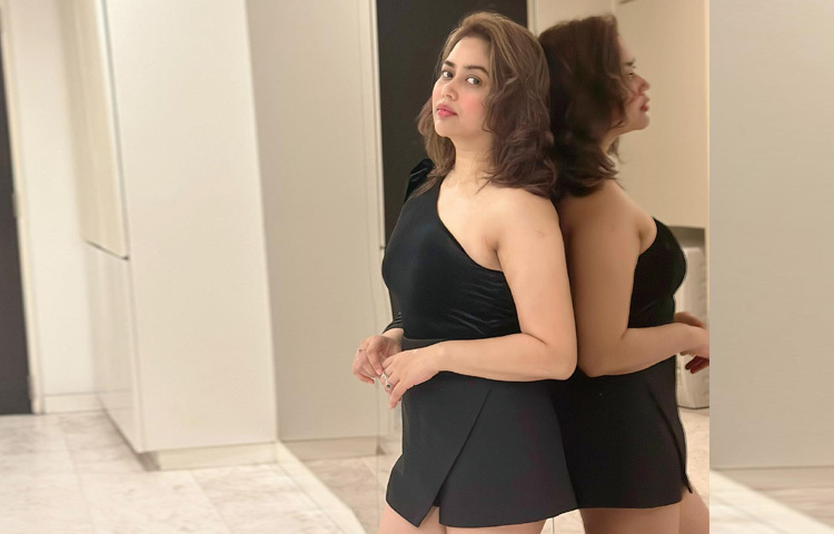 ভিন্নধর্মী ও সাহসী স্টাইলের জন্য পরিচিত ভাবনা বরাবরই প্রচলিত ধারা থেকে নিজেকে আলাদা রাখেন। কখনো শাড়িতে সাবলীল, আবার কখনো পাশ্চাত্য ফ্যাশনে আধুনিক-সব রূপেই তিনি সাবলীল। এবার তিনি বেছে নিয়েছেন ওয়ান শোল্ডার নেকলাইনযুক্ত কালো মিনি ড্রেস, যার কাট আর ফিনিশিং তার স্টাইল সেন্সকে আরও উচ্চতায় নিয়ে গেছে।