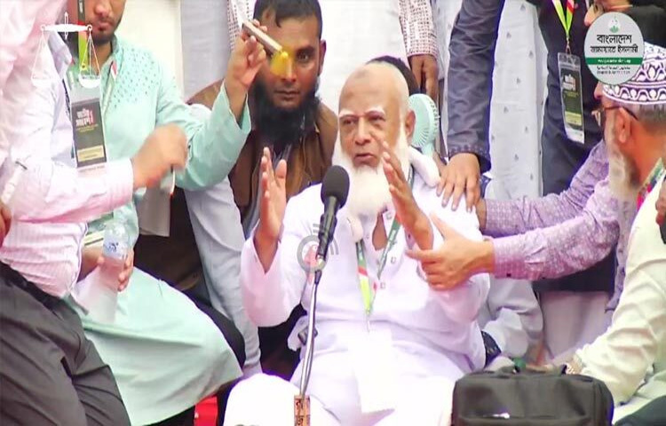রাজধানীর সোহরাওয়ার্দী উদ্যানে বাংলাদেশ জামায়াতে ইসলামী আয়োজিত জাতীয় সমাবেশে বক্তব্য প্রদানকালে মঞ্চে পড়ে যান জামায়াত আমির ডা. শফিকুর রহমান। ছবি: হাসান আদিব