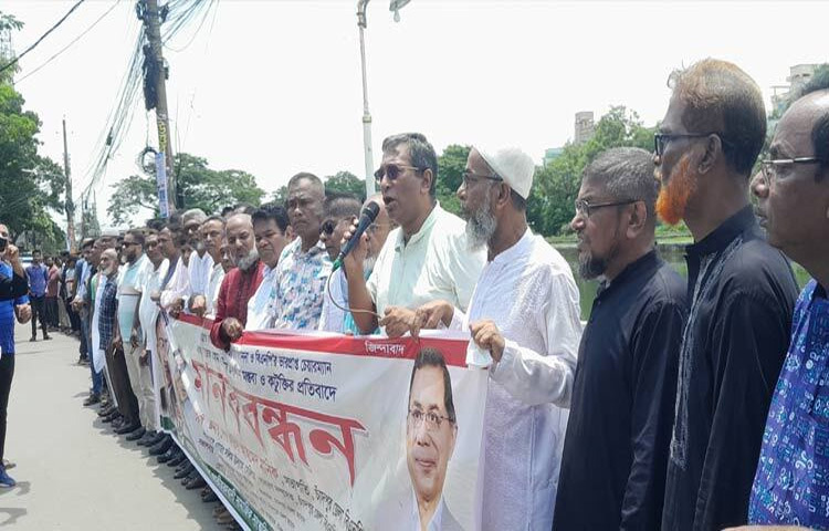 চাঁদপুর জেলা বিএনপির সভাপতি শেখ ফরিদ আহমেদ মানিক বলেছেন, জুলাই আন্দোলনকে বিতর্কিত করতে একটি রাজনৈতিক শক্তির আবির্ভাব হয়েছে। যারা ধর্মকে বিক্রি করে মানুষকে বিভ্রান্ত ও ভোটের আশা করছেন। ছবি: শরীফুল ইসলাম