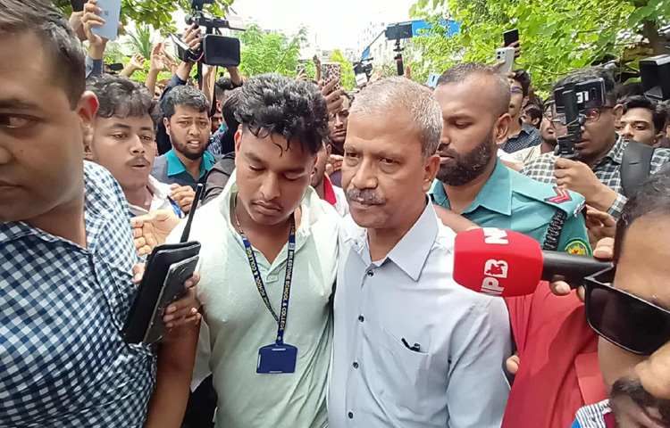 তবে তার এই পরিদর্শন শিক্ষার্থীদের কাছে ছিল হাস্যকর আগমন। তার সামাজিক যোগাযোগমাধ্যমে দেওয়া কিছু বক্তব্য ও অতীত মন্তব্যকে কেন্দ্র করে একাংশ শিক্ষার্থীর মনে জমে ছিল ক্ষোভ। ফলে ক্যাম্পাসে প্রবেশ করতেই তাকে ঘিরে শুরু হয় প্রতিবাদ।