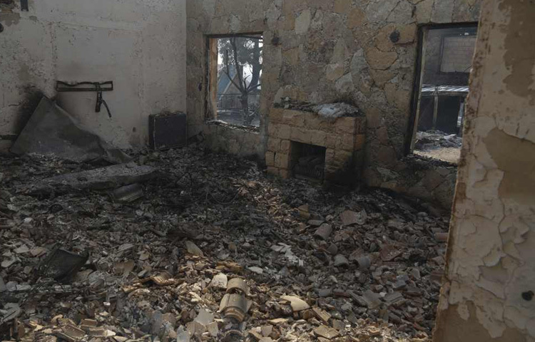 পুড়ে যাওয়া বাড়ির ধ্বংসাবশেষ।