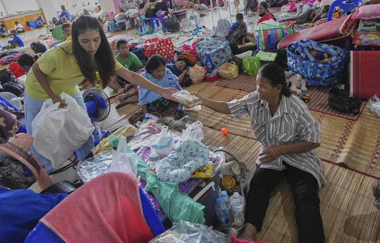 ঘরবাড়ি ছেড়ে আসা নাগরিকরা বিশ্রাম নিচ্ছেন থাইল্যান্ডের সুরিন প্রদেশের একটি উচ্ছেদ কেন্দ্রে।