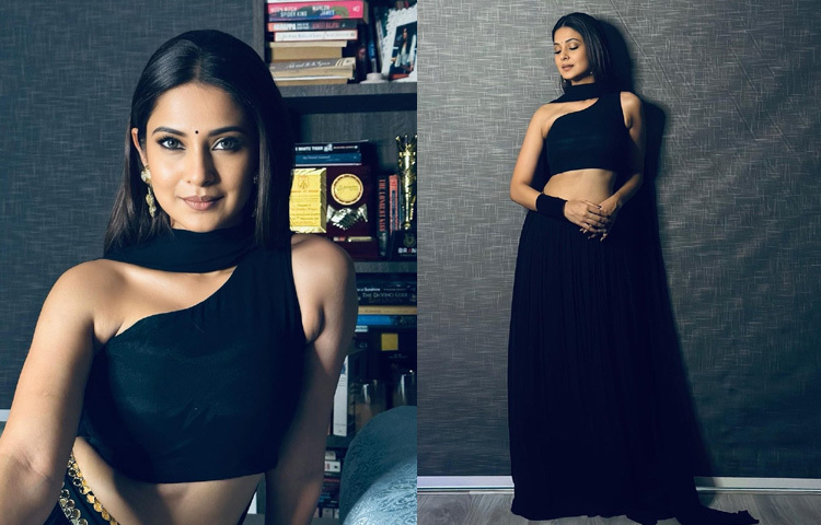 পর্দার জাদুকরি রূপ থেকে শুরু করে বাস্তব জীবনের সাহসী স্টাইল স্টেটমেন্ট জেনিফার উইঙ্গেট হয়ে উঠেছেন এমন একজন যাকে দেখে শুধু ফ্যাশন নয়, অনুপ্রেরণাও খোঁজে অনেকেই।