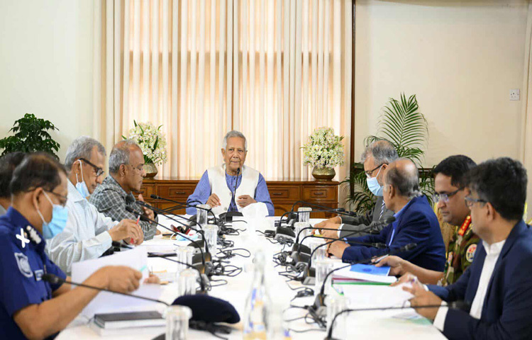 আইনশৃঙ্খলা পরিস্থিতি ও নির্বাচন উপলক্ষে আইন প্রয়োগকারী সংস্থাগুলোর প্রস্তুতি পর্যালোচনা করতে বৈঠকে বসেছেন অন্তর্বর্তী সরকারের প্রধান উপদেষ্টা অধ্যাপক মুহাম্মদ ইউনূস। ছবি: সিএ প্রেস উইং