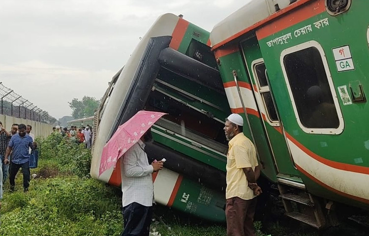 লালমনিরহাট শহরের বিডিআর গেট এলাকায় দুই ট্রেনের সংঘর্ষ হয়েছে।