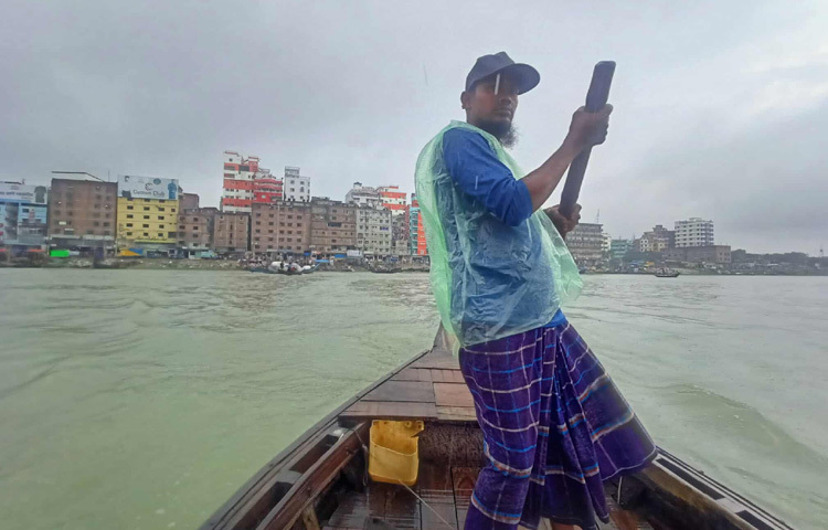 পানি হয়ে ওঠে কালো, ঘোলা। দুর্গন্ধে নৌকায় চড়া তো দূরের কথা, ঘাটের ধারে দাঁড়ানোও ছিল দুঃসাধ্য। সেই নদী এখন বর্ষার কল্যাণে যেন আবার একটু নিঃশ্বাস নিতে পারছে।