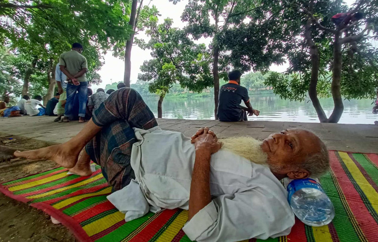 যান্ত্রিক জীবনের এই শহরে বিদ্যুৎহীন এক সকাল যেন চোখে আঙুল দিয়ে দেখিয়ে দিল-একটা সুইচ অফ মানেই কেবল আলো নিভে যাওয়া নয়, বরং যোগাযোগ, স্বাস্থ্য, নিরাপত্তা ও জীবনের নিত্যপ্রয়োজনীয় কাজ থেমে যাওয়া।