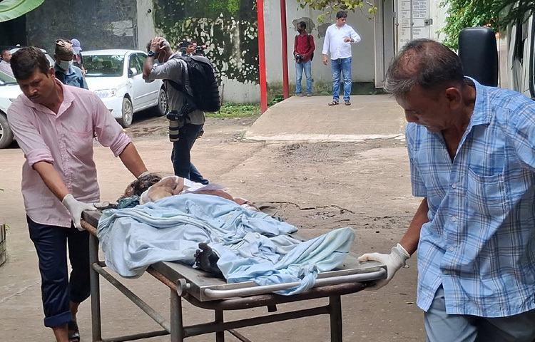 ২০২৪ সালের জুলাইয়ে ছাত্র-জনতার অভ্যুত্থানে গুলিতে নিহত অজ্ঞাতপরিচয় ছয় মরদেহ দাতব্য সংস্থা আঞ্জুমান মুফিদুল ইসলামের কাছে হস্তান্তর করা হয়েছে। ছবি: তৌহিদুজ্জামান তন্ময়