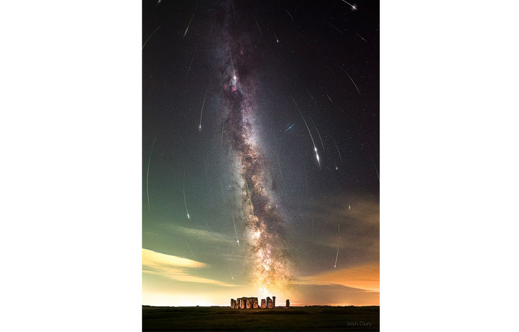 যুক্তরাজ্যের ওয়াল্টশায়ার কাউন্টিতে অবস্থিত দুনিয়ার এক অমীমাংসিত রহস্যে স্টোনহেঞ্জে ধারণ করা উল্কাবৃষ্টির মুহূর্ত।