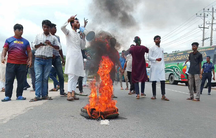 ডাকসুর সাবেক ভিপি ও গণঅধিকার পরিষদের সভাপতি নুরুল হক নুরের ওপর হামলার প্রতিবাদে ঢাকা-চট্টগ্রাম মহাসড়কের কুমিল্লার অংশে অবরোধ করে বিক্ষোভ করেছেন দলটির নেতাকর্মীরা। ছবি: জাহিদ পাটোয়ারী