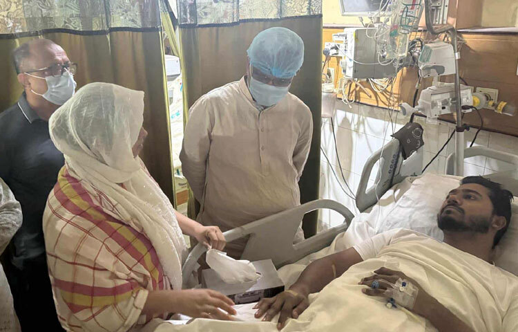 গণঅধিকার পরিষদের সভাপতি ও ডাকসুর সাবেক ভিপি নুরুল হক নুর ঢাকা মেডিকেল কলেজ হাসপাতালের নিবিড় পরিচর্যা কেন্দ্রে (আইসিইউ) চিকিৎসাধীন। তার শারীরিক অবস্থার ধীরে ধীরে উন্নতি হচ্ছে বলে জানিয়েছেন হাসপাতাল পরিচালক ব্রিগেডিয়ার জেনারেল মো. আসাদুজ্জামান।