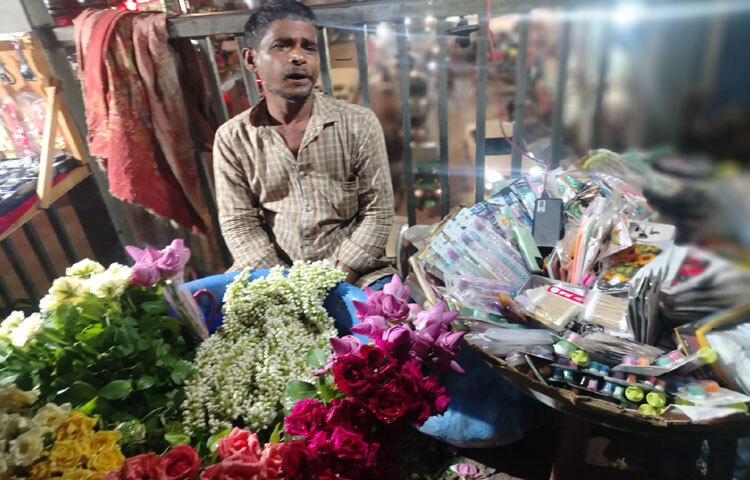 ১০ টাকা থেকে ১০০ টাকার মধ্যে বেছে নিতে পারবেন পছন্দের ফুল। প্রিয়জনকে খুশি করার জন্য এরচেয়ে ভালো কিছু তো আর হতেই পারে না।