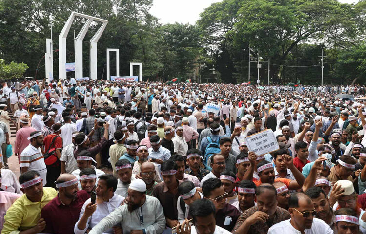 বাড়িভাড়া বৃদ্ধিসহ তিন দফা দাবিতে মার্চ টু সচিবালয় কর্মসূচি শুরু করেছেন বেসরকারি শিক্ষাপ্রতিষ্ঠানের এমপিওভুক্ত কয়েক হাজার শিক্ষক। ছবি: মাহবুব আলম