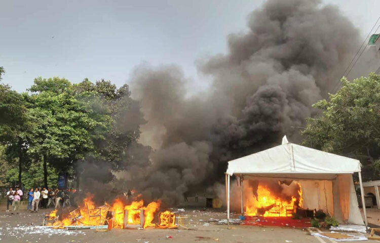 দুপুর ১টা ৪৫ মিনিটের দিলে সড়কে থাকা প্লাস্টিকের জিনিসপত্র, টায়ারে আগুন ধরিয়ে দেন তারা।