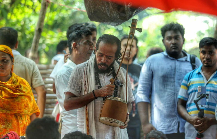 মেলা প্রাঙ্গণে বসেছে বাউলদের আড্ডা। কেউ দোতারা বাজাচ্ছেন, কেউ একতারা। কেউ আবার ধীরস্বরে তত্ত্বকথা বলছেন তরুণ অনুসারীদের। সেই কথায় উঠে আসে জীবন মানে খুঁজে পাওয়া নয়, খোঁজার আনন্দে থাকা।