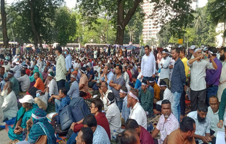 দশম গ্রেডসহ তিন দফা দাবিতে কেন্দ্রীয় শহীদ মিনারে অবস্থান নিয়েছেন সরকারি প্রাথমিক বিদ্যালয়ের কয়েক হাজার সহকারী শিক্ষক। সকাল ৯টা থেকে এ কর্মসূচি শুরু করেন তারা।