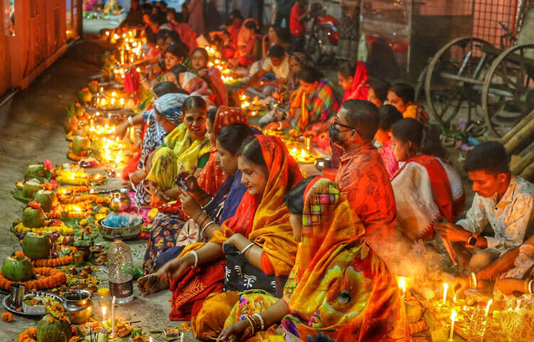 এই ব্রত শুধু নিজের জন্য নয়, বরং প্রিয়জনদের সুখ-সমৃদ্ধি কামনায় করা হয়। কেউ অসুস্থ স্বজনের আরোগ্য চান, কেউ প্রার্থনা করেন সংসারে শান্তির জন্য, কেউ বা হারানো প্রিয়জনের আত্মার মুক্তির জন্য। সেই একেকটি প্রদীপ যেন হয়ে ওঠে একেকটি ভালোবাসার প্রতীক, যা অন্ধকার ভেদ করে আলো ছড়ায় অন্তরে।