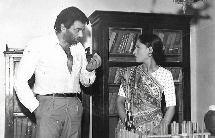 ধর্মেন্দ্রকে নিয়ে জয়া ভাদুড়ি একবার বলেছিলেন, ‘তিনি শুধু সুন্দর নন, তার সৌন্দর্য দিয়ে অভিনয় করেন।’ সত্যিই, তার হাসি ও চোখে যেন লুকানো ছিল গল্প বলার এক অনন্য ভাষা।