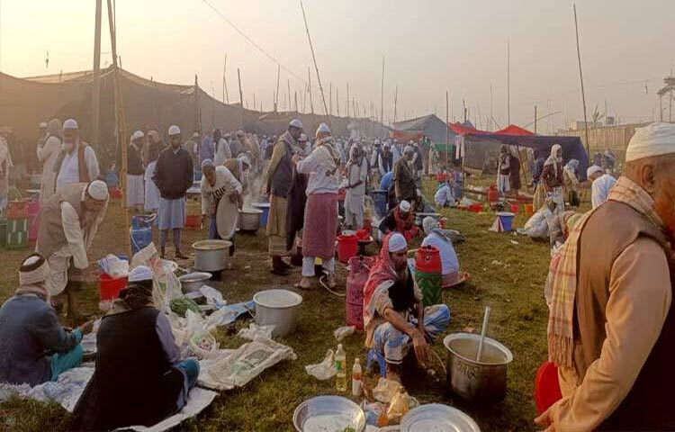 বিশ্ব ইজতেমার অনুষ্ঠানের আগে প্রস্তুতিমূলক অংশ হিসেবে টঙ্গীতে পাঁচ দিনের জোড় ইজতেমা শুরু হয়েছে শুক্রবার থেকে। আজ চলছে জোড় ইজতেমার দ্বিতীয় দিন। ছবি: আমিনুল ইসলাম